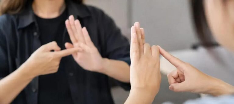 Dos personas se comunican en lengua de señas