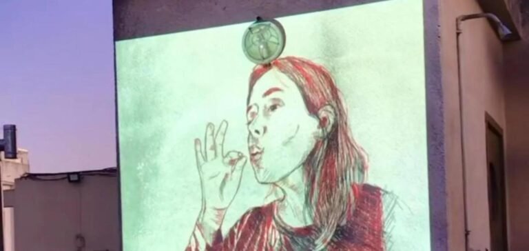 Dibujo proyectado de una persona haciendo señas con la mano en la muestra de artistas sordos